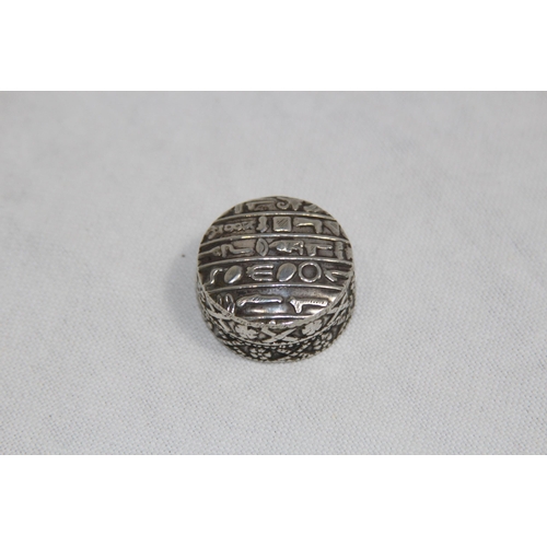 1097 - HIEROGLYPHIC DECORATED EGYPTIAN SILVER PILL POT
2.5 X 1.5CM