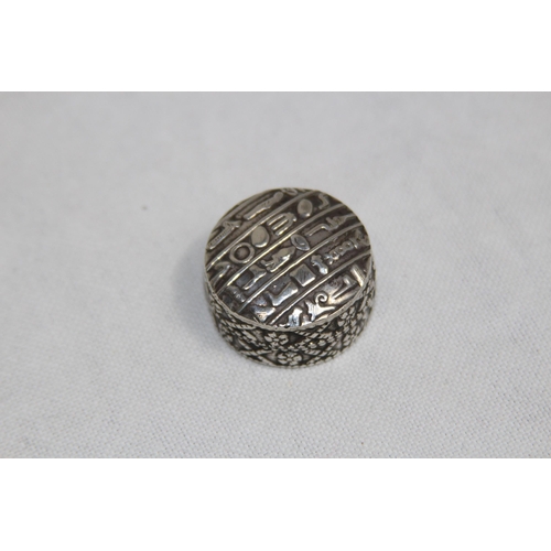 1097 - HIEROGLYPHIC DECORATED EGYPTIAN SILVER PILL POT
2.5 X 1.5CM