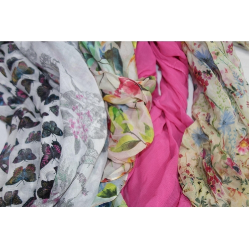 484 - LARGE COLLECTION OF SCARVES