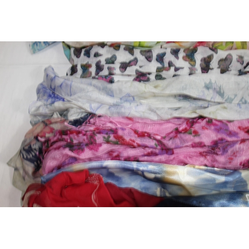 484 - LARGE COLLECTION OF SCARVES