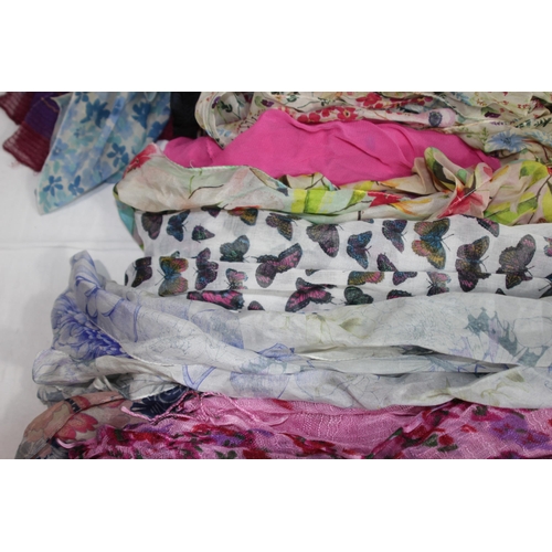 484 - LARGE COLLECTION OF SCARVES