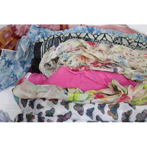 484 - LARGE COLLECTION OF SCARVES