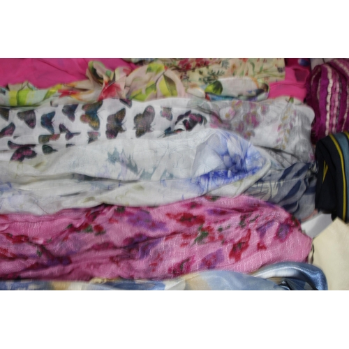 484 - LARGE COLLECTION OF SCARVES