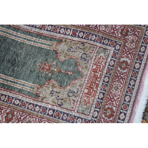 257 - VINTAGE MIDDLE EASTERN PRAYER RUG
100 X 60CM