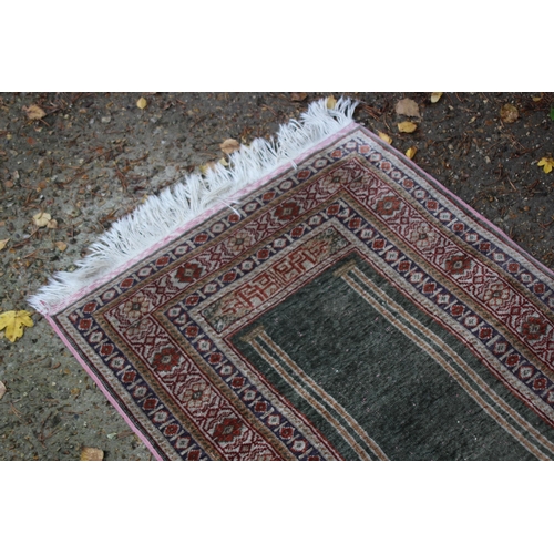 257 - VINTAGE MIDDLE EASTERN PRAYER RUG
100 X 60CM