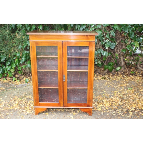 40 - VINTAGE DISPLAY CABINET
95 X 38 X 123CM