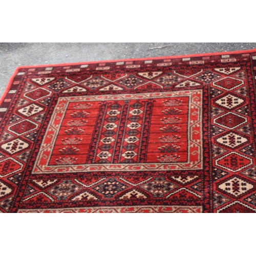 262 - MIDDLE EASTERN RUG
192 X 136CM