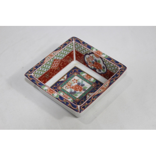 334 - LAZY SUSAN WITH ORIENTAL HORDERVES DISH
40CM