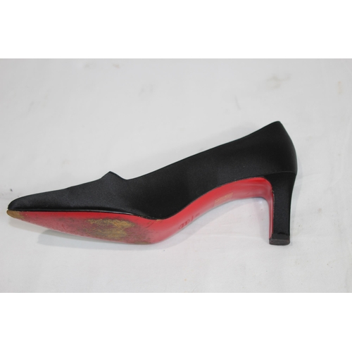 515 - PAIR OF SIZE 6 DESIGNER HEELED SHOES