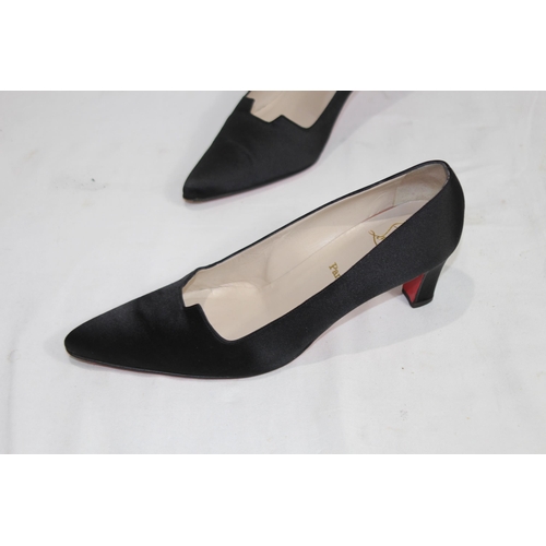 515 - PAIR OF SIZE 6 DESIGNER HEELED SHOES