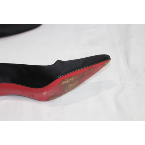 515 - PAIR OF SIZE 6 DESIGNER HEELED SHOES