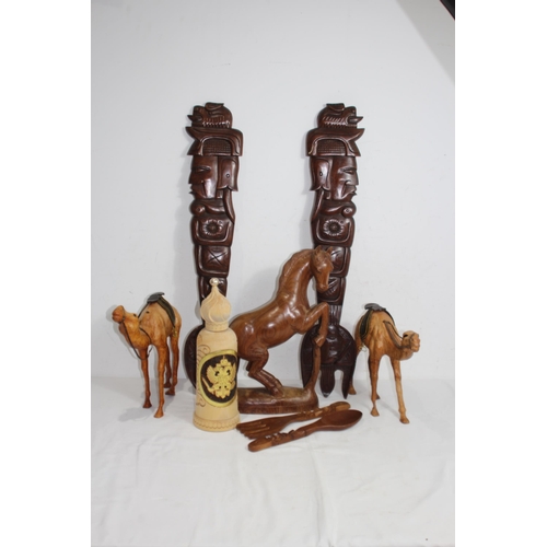 518 - QUANTITY OF TREEN INCLUDING 2 LEATHER CAMELS AND A WOODEN HORSE