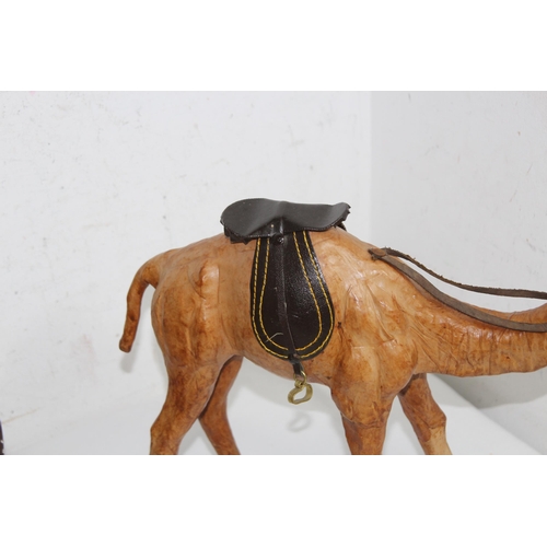 518 - QUANTITY OF TREEN INCLUDING 2 LEATHER CAMELS AND A WOODEN HORSE