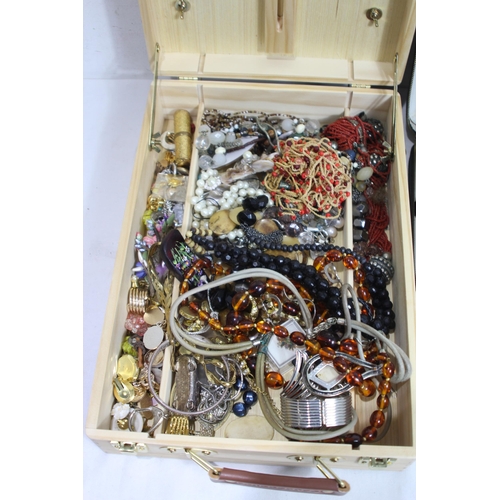 525 - QUANTITY OF COSTUME JEWELLERY IN ARTIST BOX AND DRESS SET ETC