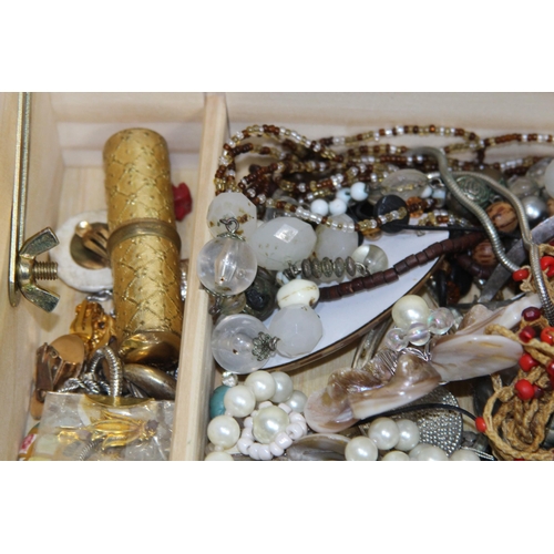 525 - QUANTITY OF COSTUME JEWELLERY IN ARTIST BOX AND DRESS SET ETC