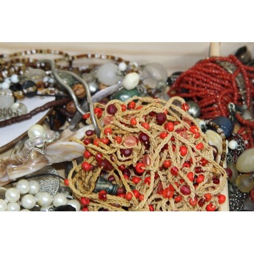 525 - QUANTITY OF COSTUME JEWELLERY IN ARTIST BOX AND DRESS SET ETC