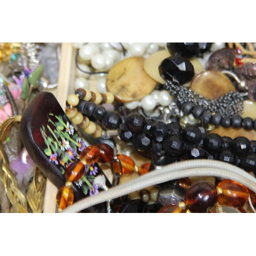 525 - QUANTITY OF COSTUME JEWELLERY IN ARTIST BOX AND DRESS SET ETC