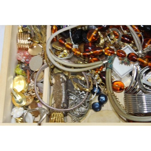 525 - QUANTITY OF COSTUME JEWELLERY IN ARTIST BOX AND DRESS SET ETC