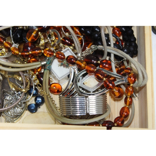 525 - QUANTITY OF COSTUME JEWELLERY IN ARTIST BOX AND DRESS SET ETC