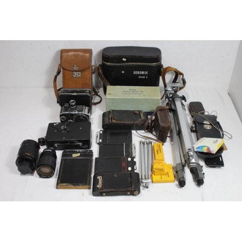 542 - QUANTITY OF VINTAGE CAMERAS AND ACCESSORIES