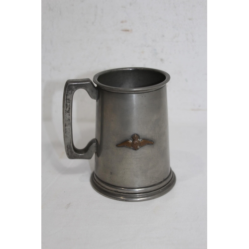 907 - RAF CAMEO PEWTER PINT TANKARD AND EMBROIDERED COVER - GEORGE VI 1940'S AND RAF PHOTO FROM 1952