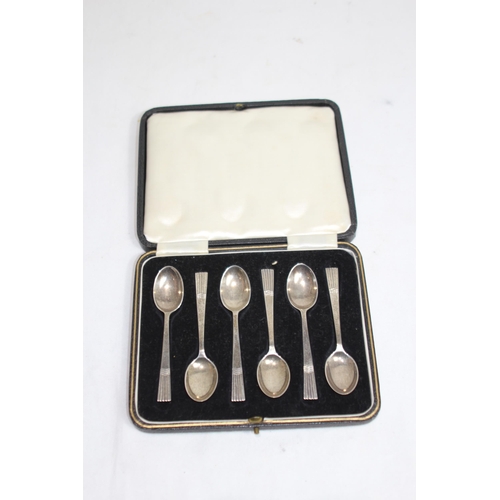 1135 - CASED SET OF HALLMARKED SILVER TEASPOONS - 65G