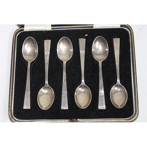 1135 - CASED SET OF HALLMARKED SILVER TEASPOONS - 65G