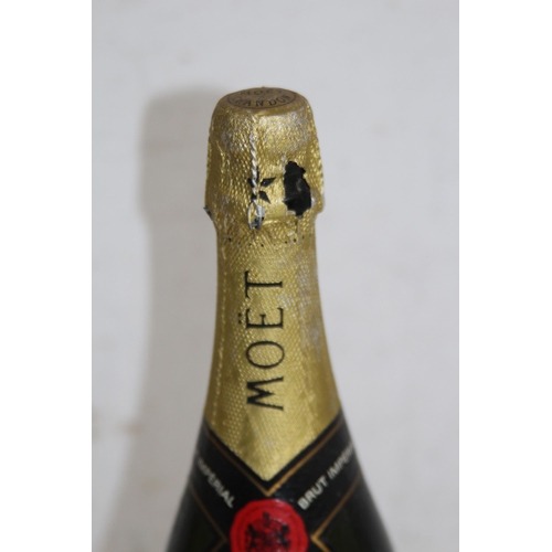 793 - BOTTLE OF MOET AND CHANDON CHAMPAGNE