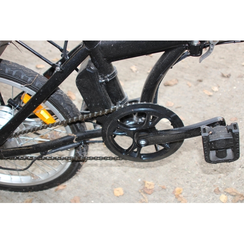 148 - FOLDING ZIPPER ELECTRIC BIKE WITH HELMET AND CHARGER UNIT