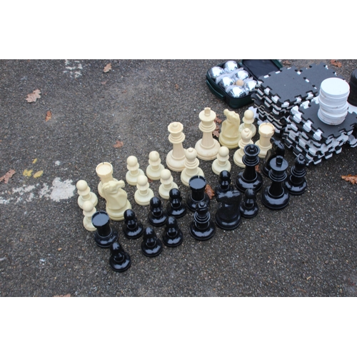 779 - GARDEN CHESS SET 
20CM