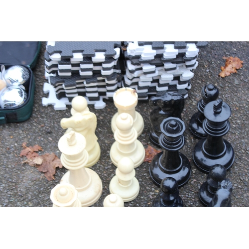 779 - GARDEN CHESS SET 
20CM