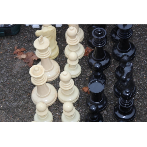 779 - GARDEN CHESS SET 
20CM