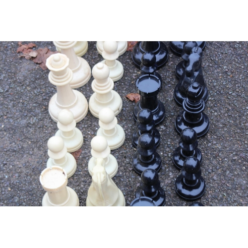 779 - GARDEN CHESS SET 
20CM