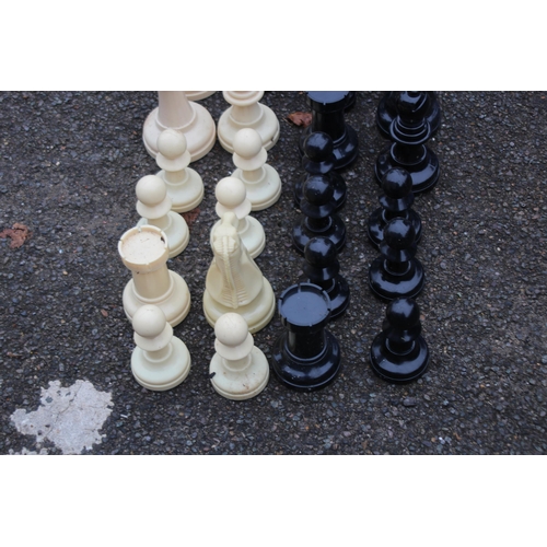 779 - GARDEN CHESS SET 
20CM