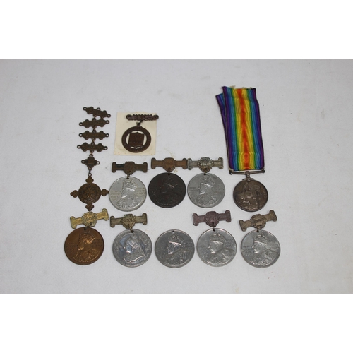 910 - LARGE QUANTITY OF COMMEMORATIVE MEDALS AND WWI SERVICE MEDAL SIGNED DUMBLETON