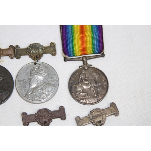 910 - LARGE QUANTITY OF COMMEMORATIVE MEDALS AND WWI SERVICE MEDAL SIGNED DUMBLETON