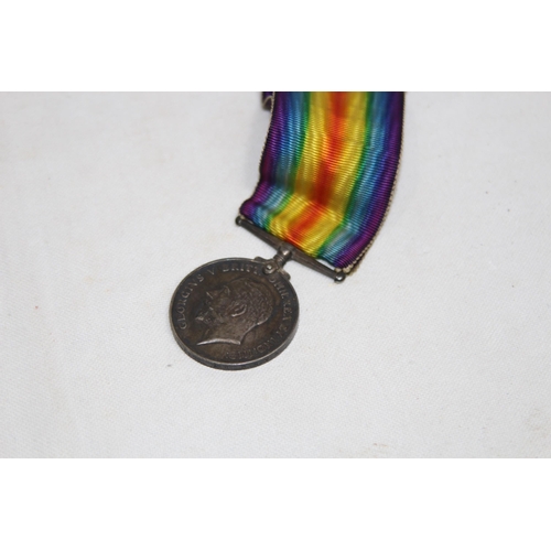 910 - LARGE QUANTITY OF COMMEMORATIVE MEDALS AND WWI SERVICE MEDAL SIGNED DUMBLETON