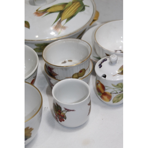 364 - LARGE QUANTITY OF ROYAL WORCESTER EVESHAM CHINA