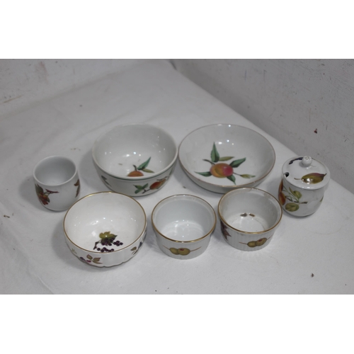 364 - LARGE QUANTITY OF ROYAL WORCESTER EVESHAM CHINA