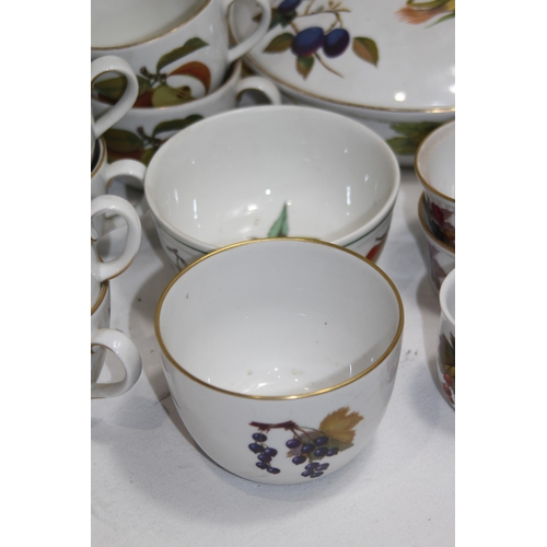 364 - LARGE QUANTITY OF ROYAL WORCESTER EVESHAM CHINA