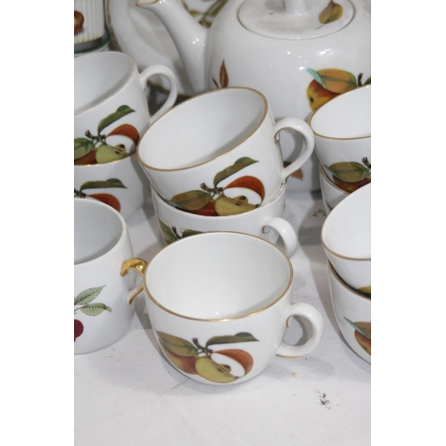 364 - LARGE QUANTITY OF ROYAL WORCESTER EVESHAM CHINA