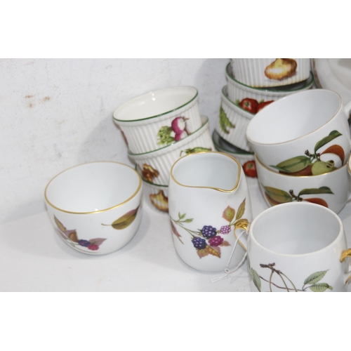 364 - LARGE QUANTITY OF ROYAL WORCESTER EVESHAM CHINA