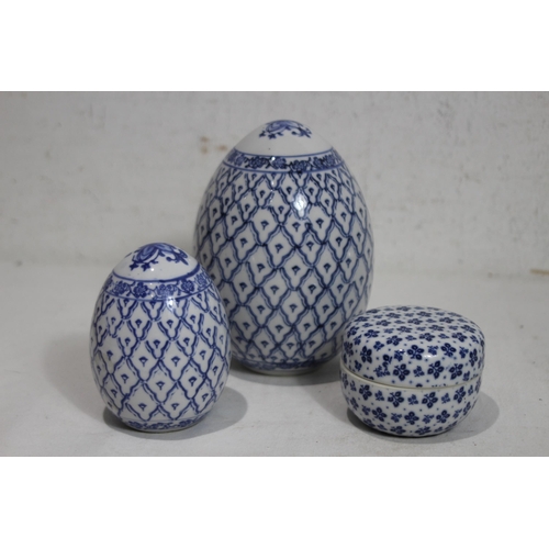 372 - QUANTITY OF BLUE AND WHITE CHINA x7
37CM