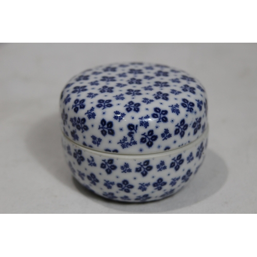 372 - QUANTITY OF BLUE AND WHITE CHINA x7
37CM