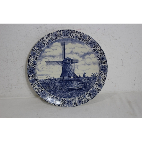 372 - QUANTITY OF BLUE AND WHITE CHINA x7
37CM