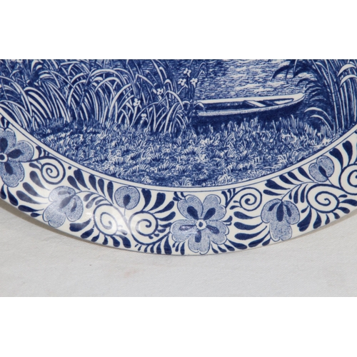 372 - QUANTITY OF BLUE AND WHITE CHINA x7
37CM