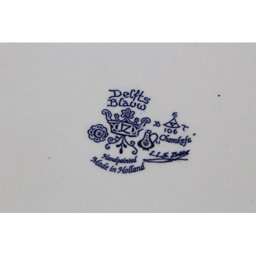 372 - QUANTITY OF BLUE AND WHITE CHINA x7
37CM