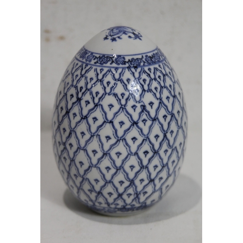 372 - QUANTITY OF BLUE AND WHITE CHINA x7
37CM