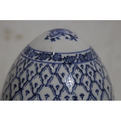 372 - QUANTITY OF BLUE AND WHITE CHINA x7
37CM