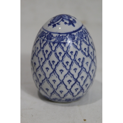 372 - QUANTITY OF BLUE AND WHITE CHINA x7
37CM